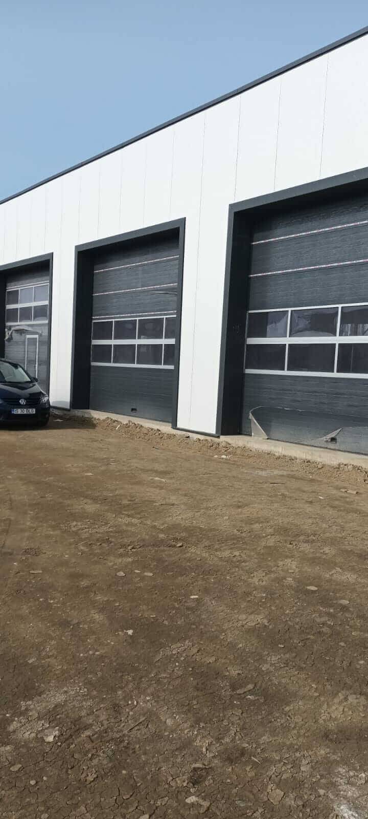 Ușă de garaj secțională cu panou vitrat și ușă pietonală montată în Iași